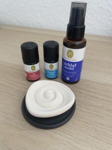 Burnout bei Autismus: Zu sehen sind drei Duftöle (In Balance, Frische Luft, Schlafwohl) mit einem Aromastein davor