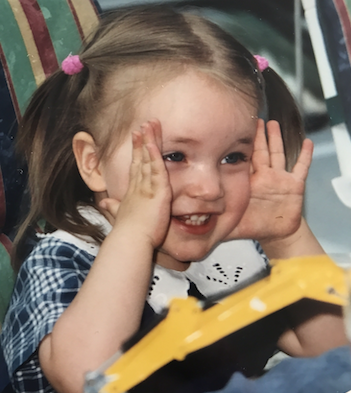 Erfahrungen mit AuDHD: Kinderfoto von Marlene mit zwei Jahren, auf dem sie "Kuckuck" spielt.