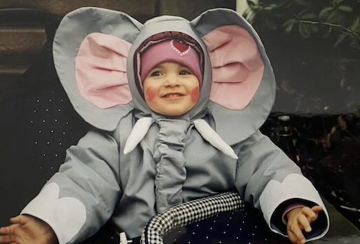 Masking und Identität: Kinderfoto von Marlene in ihrem Elefantenkostüm mit zweieinhalb Jahren.