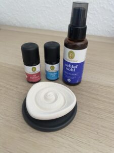 Burnout bei Autismus: Zu sehen sind drei Duftöle (In Balance, Frische Luft, Schlafwohl) mit einem Aromastein davor.