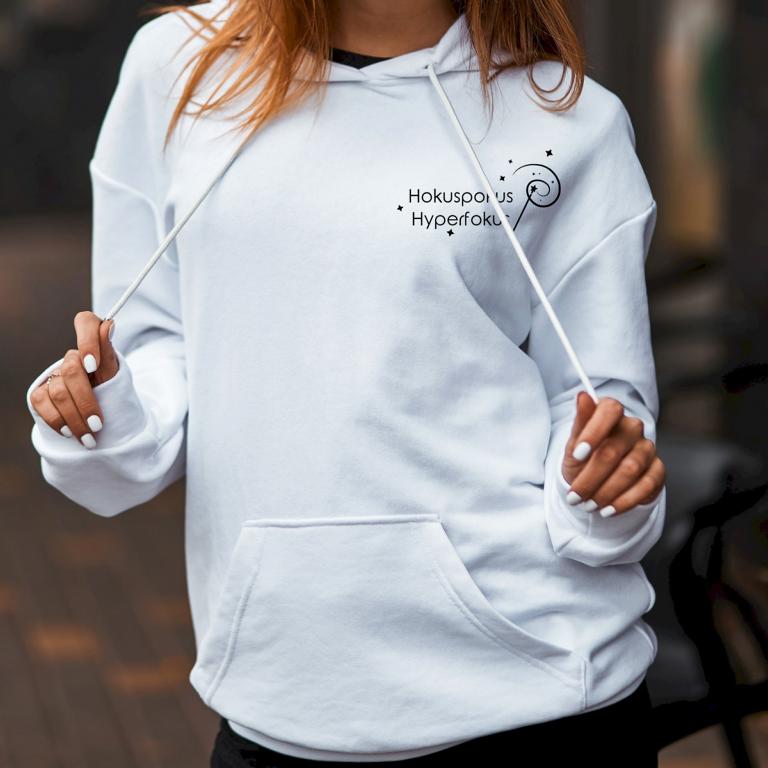 Gefalteter Hoodie mit minimalistischem Aufdruck „Hokuspokus Hyperfokus“ und Zauberstab-Illustration – humorvolles Statement für ADHS, AuDHD und Hyperfokus.