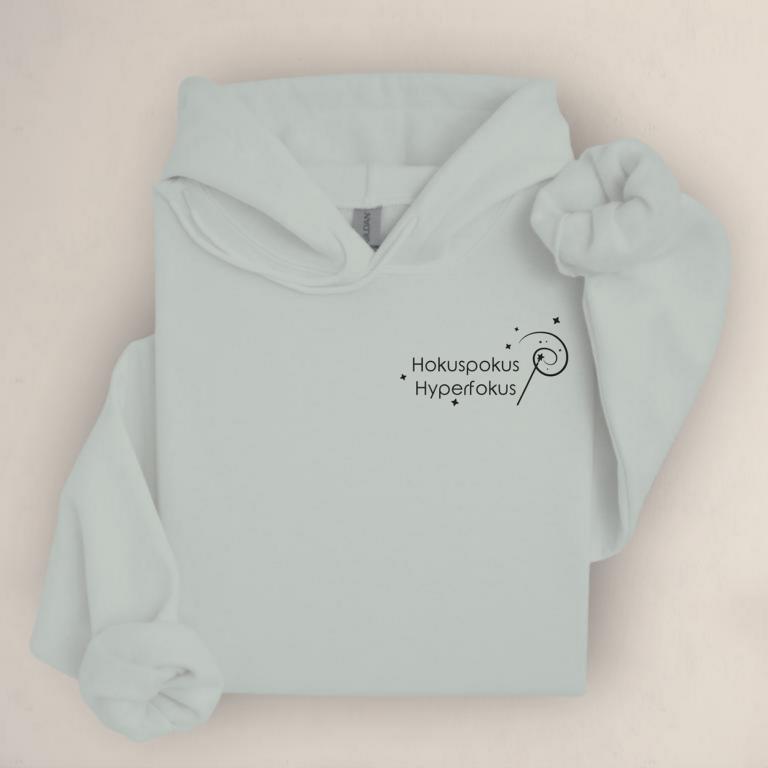 Gefalteter Hoodie mit minimalistischem Aufdruck „Hokuspokus Hyperfokus“ und Zauberstab-Illustration – humorvolles Statement für ADHS, AuDHD und Hyperfokus.