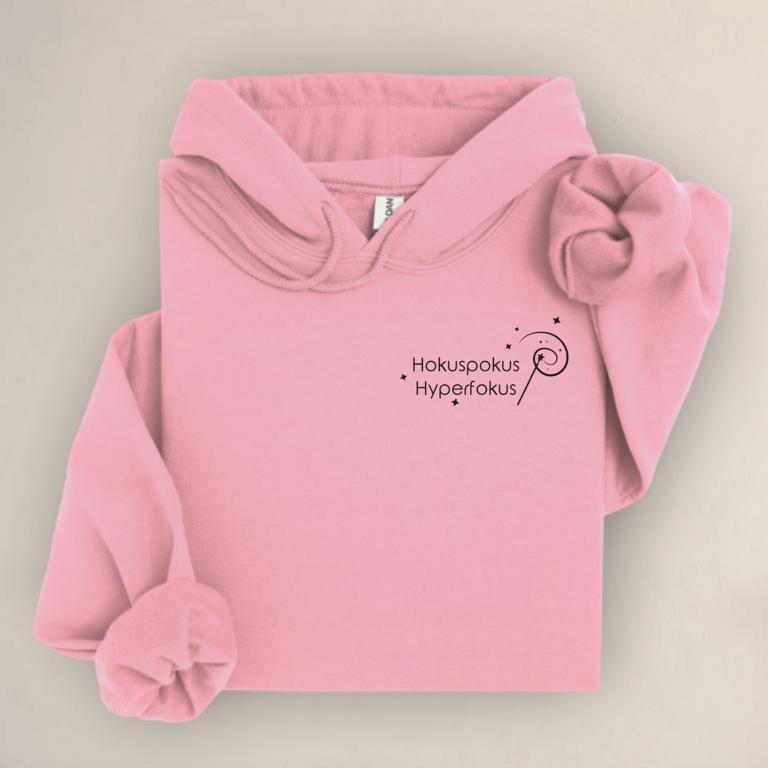 Gefalteter Hoodie mit minimalistischem Aufdruck „Hokuspokus Hyperfokus“ und Zauberstab-Illustration – humorvolles Statement für ADHS, AuDHD und Hyperfokus.