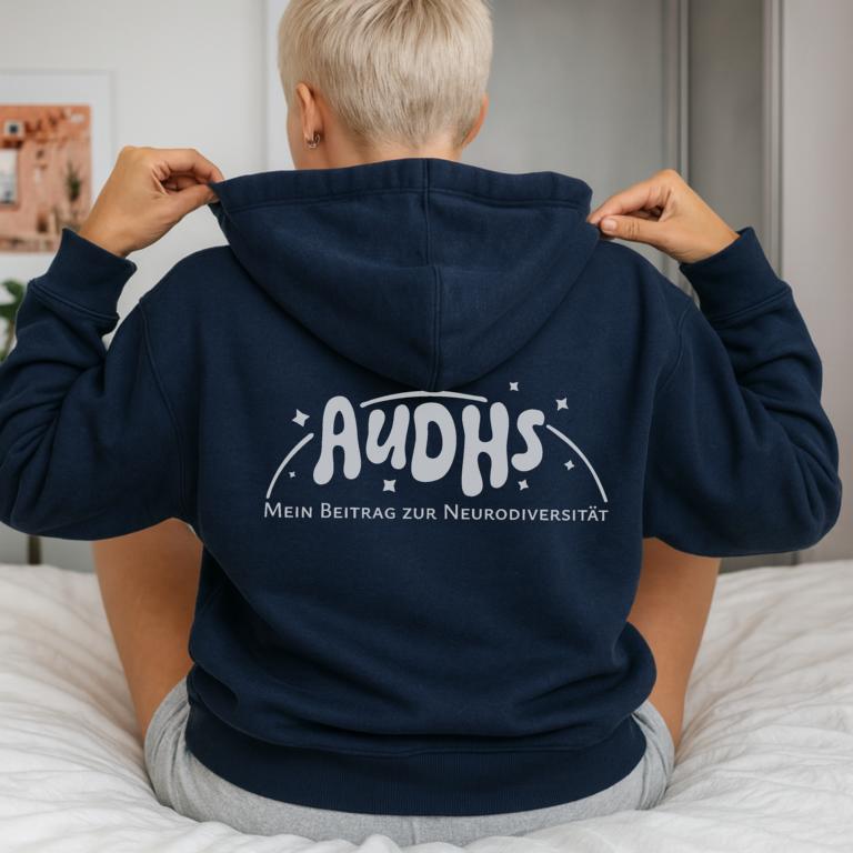 Rückenansicht eines Zipper-Hoodies mit Schriftzug „AuDHS – Mein Beitrag zur Neurodiversität“ – Statement für Menschen mit Autismus und ADHS.