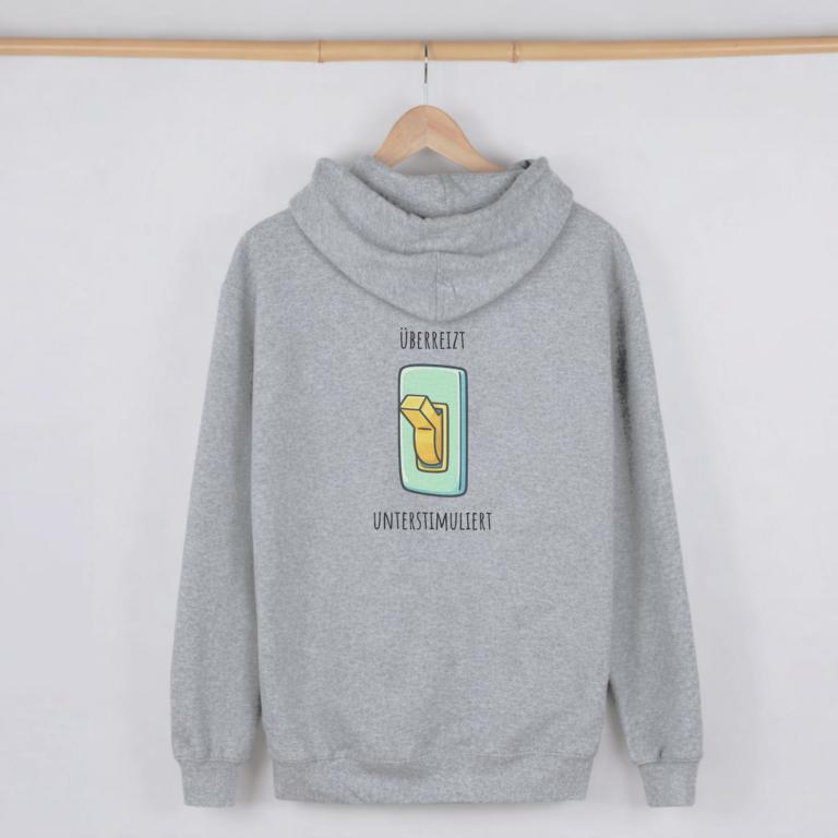 Grauer Zipper-Hoodie mit neurodivergenzfreundlichem Design: Kippschalter-Motiv mit Schriftzug 'Überreizt – Unterstimuliert', Rückansicht; für ADHS, AuDHS und Autismus