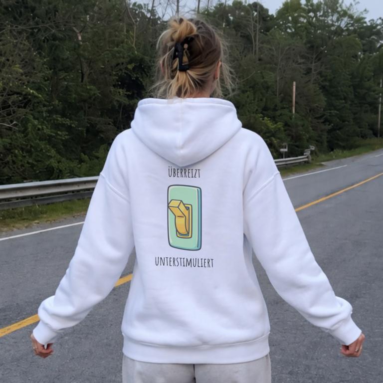 „Weißer Zipper-Hoodie aus Bio-Baumwolle mit humorvollem Kippschalter-Design und Text 'Überreizt – Unterstimuliert', Rückansicht“