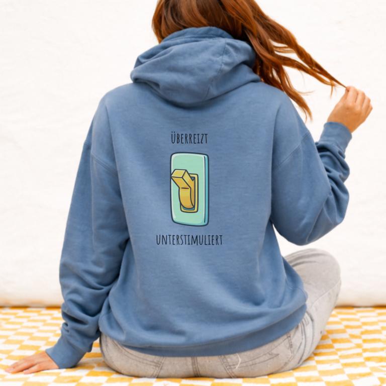 Zipper-Hoodie in Blau mit Kippschalter-Motiv und Aufschrift 'Überreizt – Unterstimuliert', Rückansicht, Tragebild; ADHS, AUDHS und Autismus