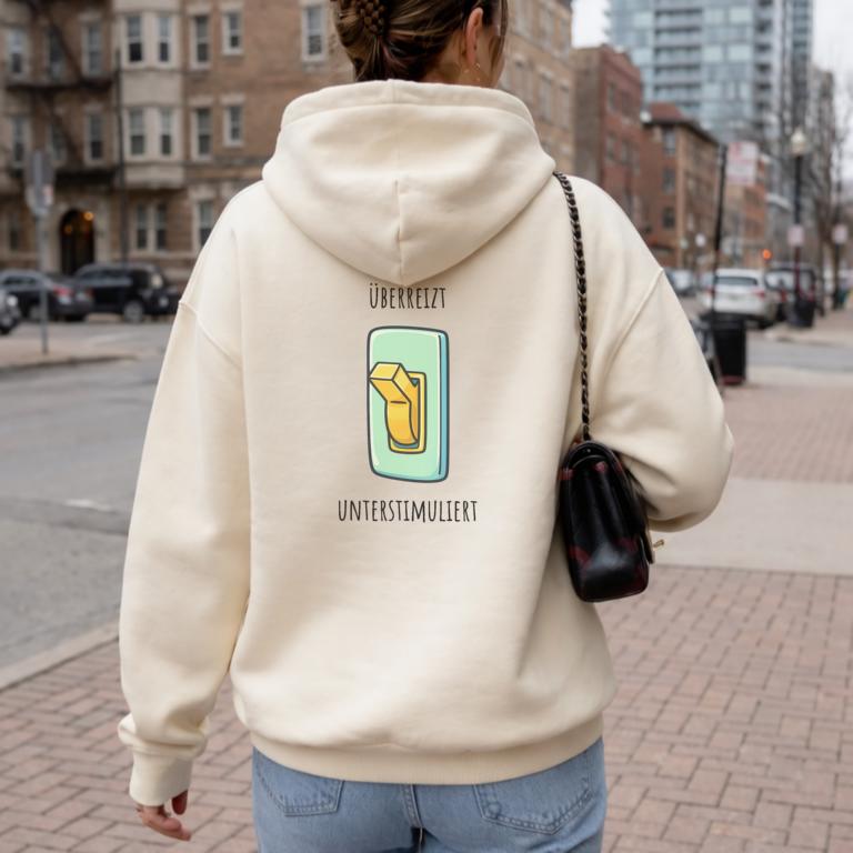 „Beiger Bio-Zipper-Hoodie mit Aufdruck 'Überreizt – Unterstimuliert' und illustriertem Kippschalter, Rückseite“
